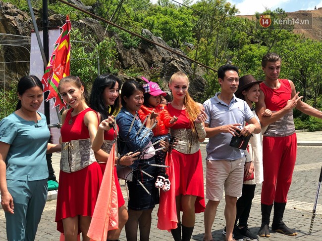 Hàng nghìn người xếp hàng chật kín chờ mua vé cáp treo lên đỉnh Fansipan ngày 30/4